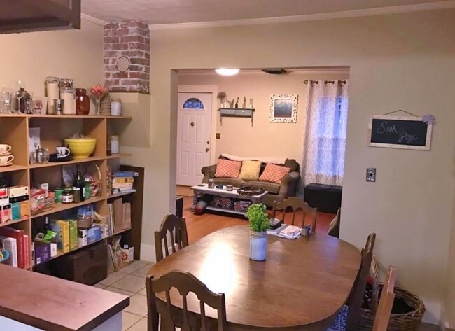 Building Photo - Cute 2 bed/1 bath bungalow near Springfiel...