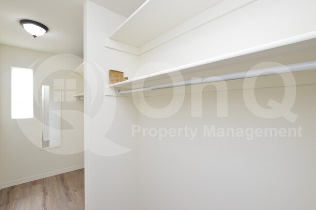 Building Photo - 3225 E Earll Dr