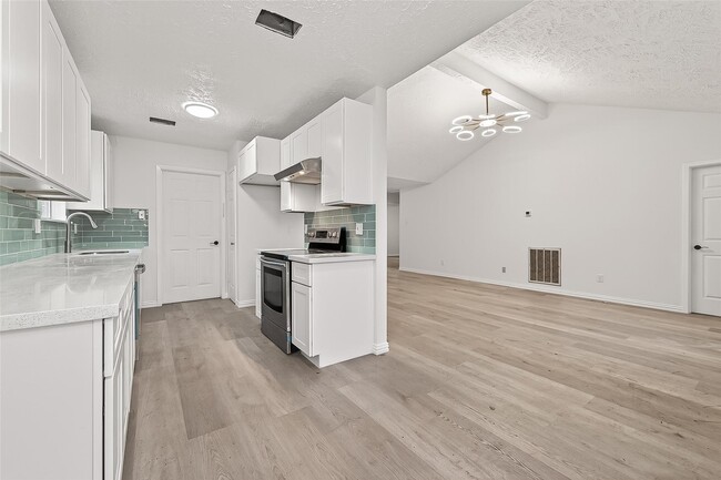 Building Photo - 16235 La Terra Dr