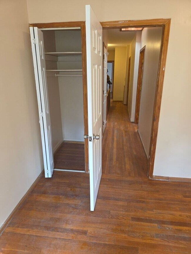 Building Photo - 5BR/1.5BA Row Home with Backyard and Laund...