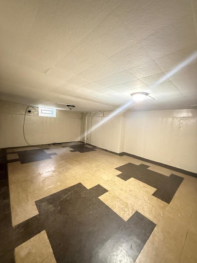Building Photo - 7529 W Rosedale Ave