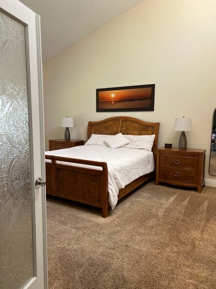 Large master bedroom - 17738 Valle de Lobo Dr
