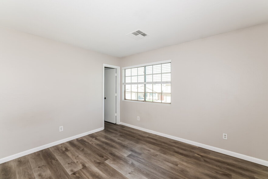 Building Photo - 8623 N 68th Dr