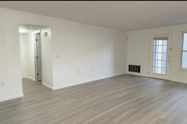 Building Photo - 1575 Oakfield Dr