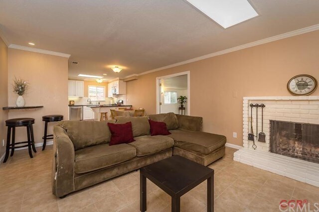 Building Photo - 5 Bedroom 2 Bath