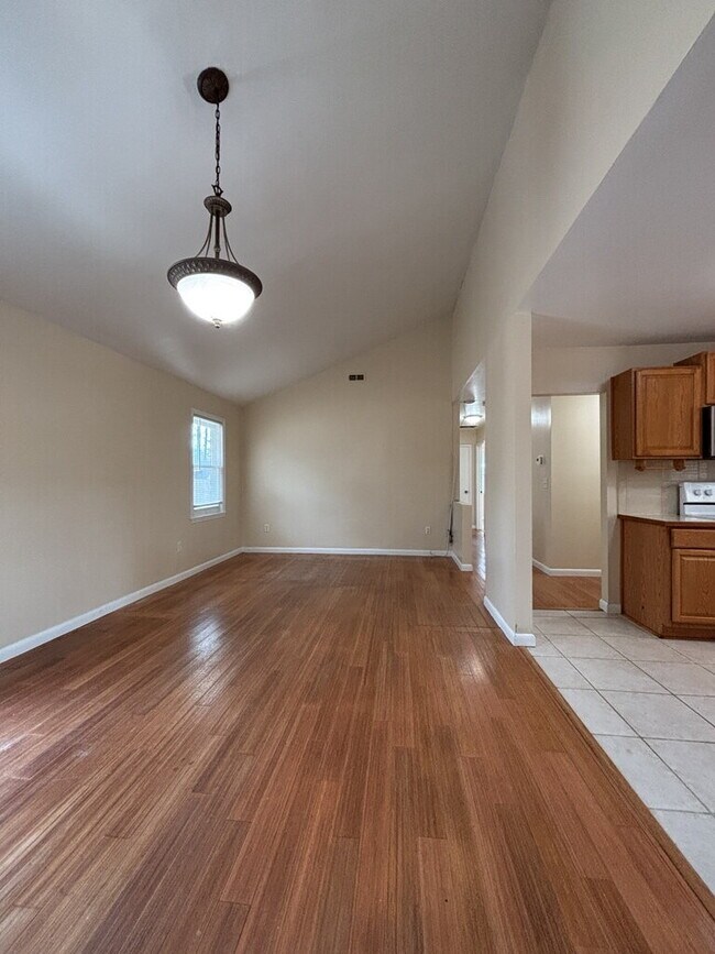 Building Photo - 115 Aylesbury Rd