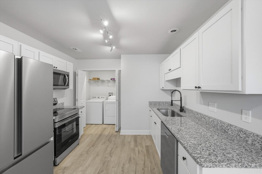 Building Photo - 1912 Laurel Ln