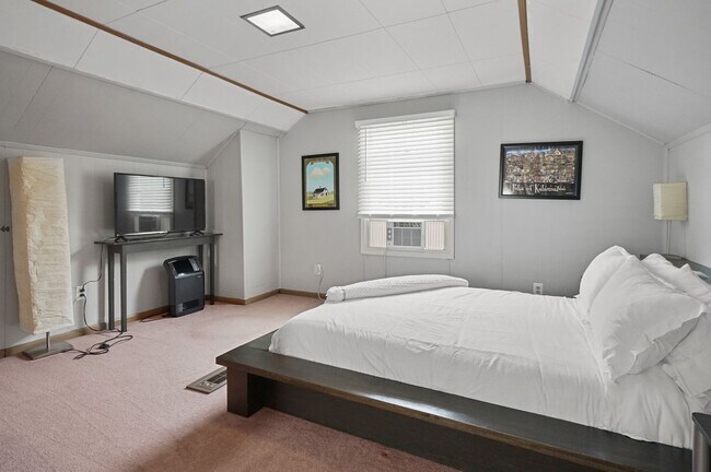 Building Photo - Charming 3-Bedroom Home with Finished Basement in Royal Oak