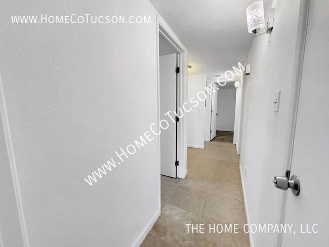 Building Photo - 823 Calle Virada