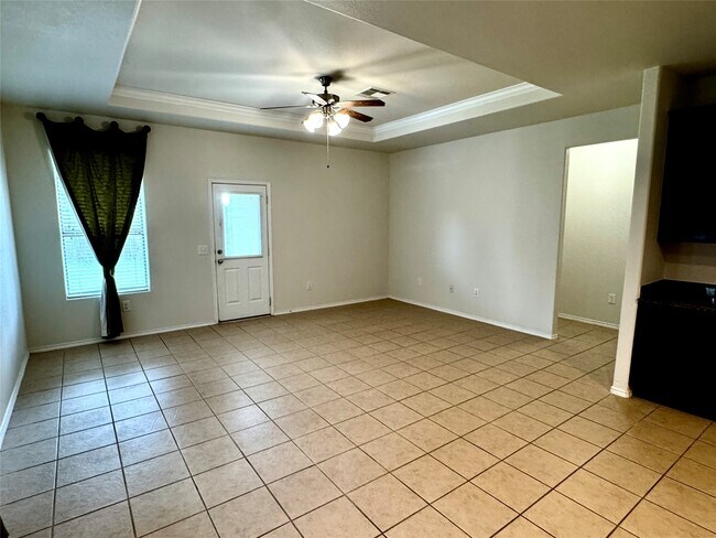 Building Photo - 1331 S Maple Dr