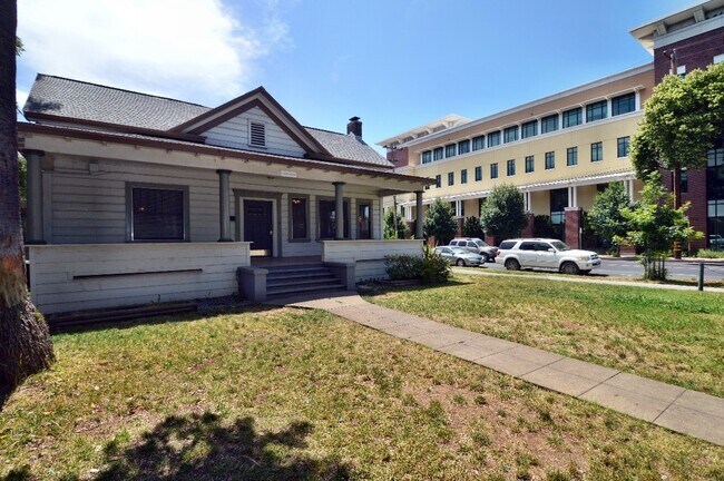 Building Photo - 206 Hazel St