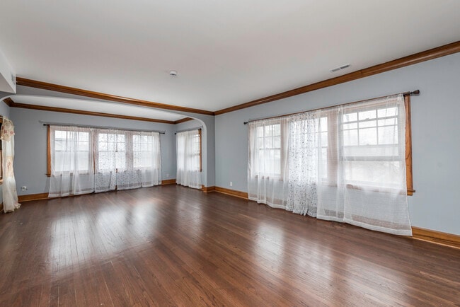 Building Photo - 415 W Ridgeland Ave