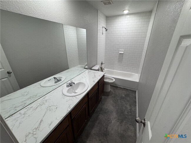 Building Photo - 1615 Pontotoc Trce