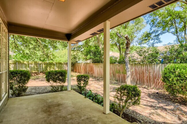 Building Photo - 4BD/3BA HOME IN SHADY HOLLOW ON CUL-DE-SAC!