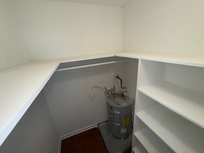 Building Photo - 420 W Palm St