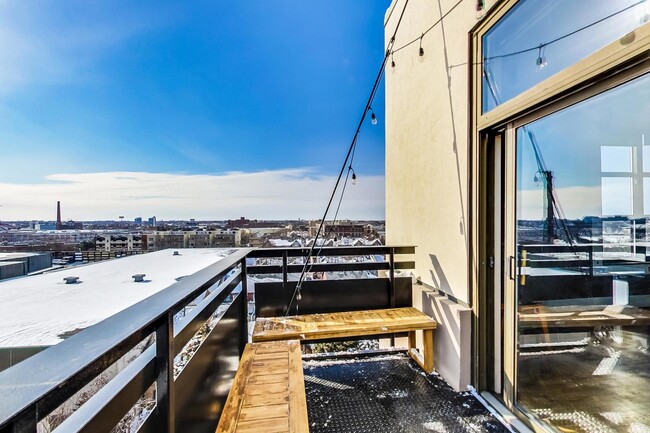 Building Photo - 1735 W Diversey Pkwy