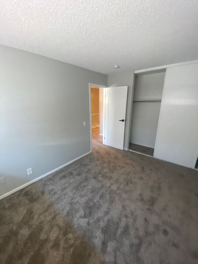 Building Photo - Renovated 3 bed, 2.5 bath Townhome in Aurora