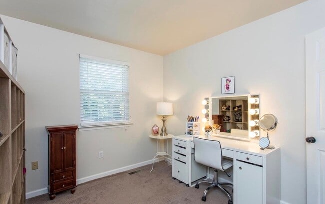 Building Photo - Beautiful updated 3-bedroom 1.5 bath townh...