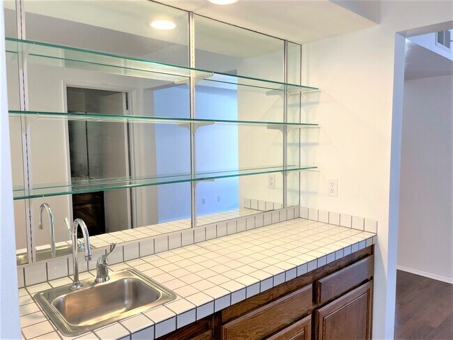 Building Photo - 1450 Palisades Dr