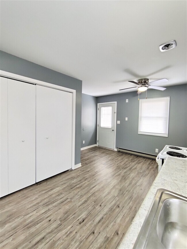 Building Photo - 435 E Ann St