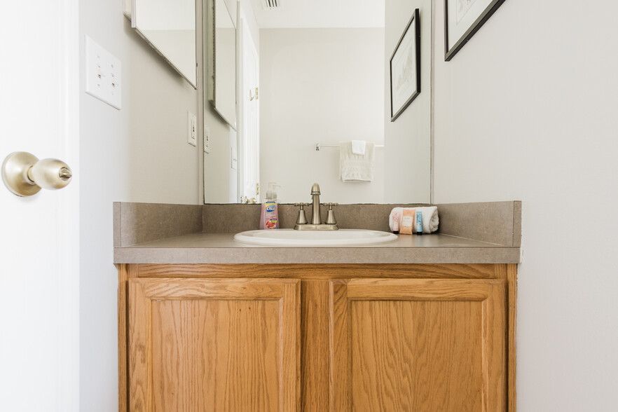 Second Bathroom - 5106 SE 43rd Trace