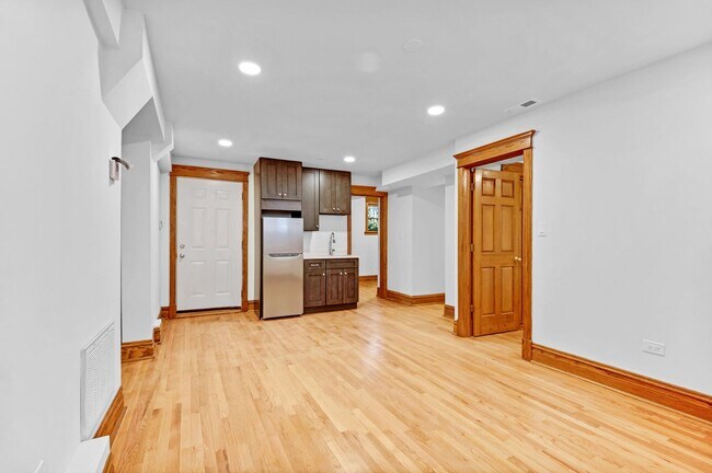 Building Photo - 3806 N Greenview Ave