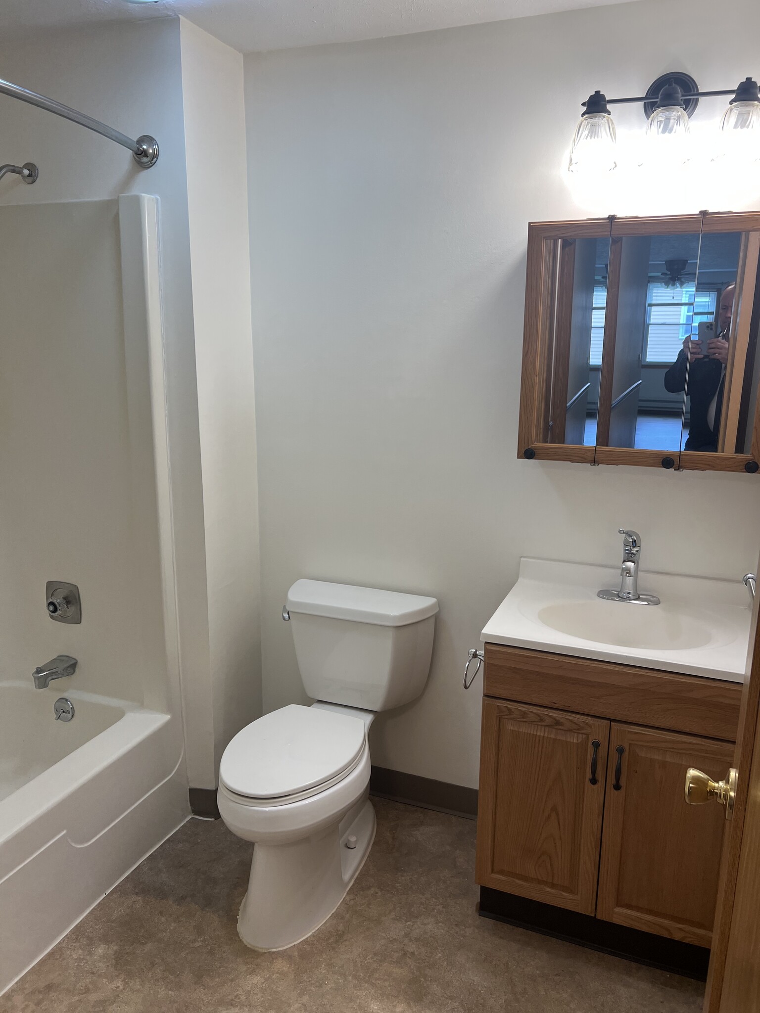 Hall Bath - 5633 Opal St