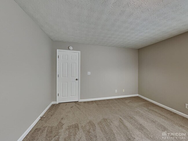 Building Photo - 150 Woodlake Dr
