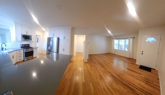 Building Photo - Well maintained 5 bedroom 2 bath with garage