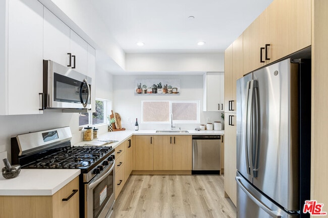 Building Photo - 220 N Coronado St