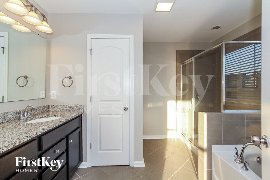 Building Photo - 3845 Streamside Dr