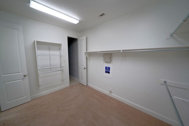 Building Photo - Executive Style Rental Now Available in Bo...
