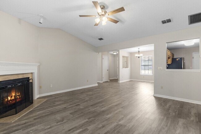Building Photo - NEWLY RENOVATED in MANDARIN, 3-Bedroom Hom...