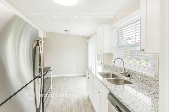 Building Photo - 9449 Park Lake Dr