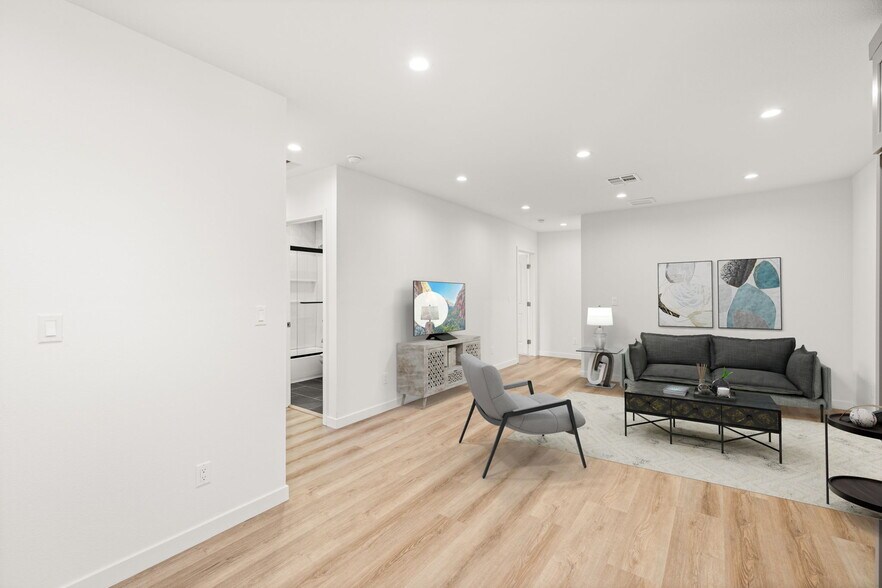 Building Photo - 4700 S Gramercy Pl