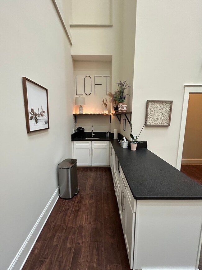 Building Photo - Beautifully Furnished 1/1 Apartment in Downtown Broad St.- $2,350