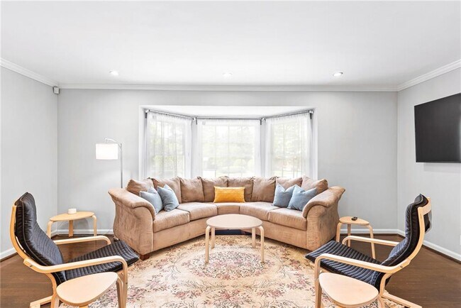 Building Photo - 1257 Briar Hills Dr NE