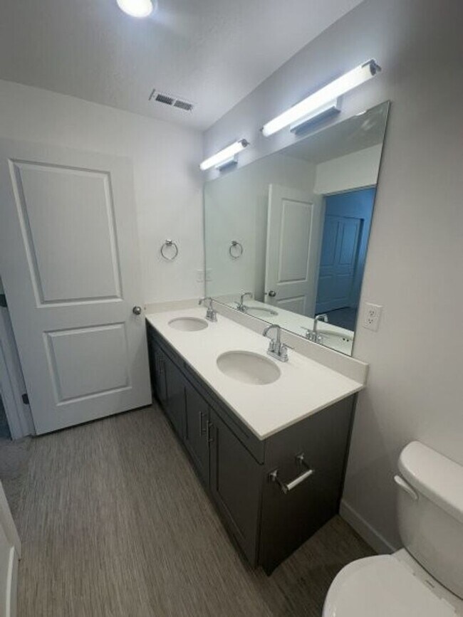 Building Photo - 572 E 3860 S
