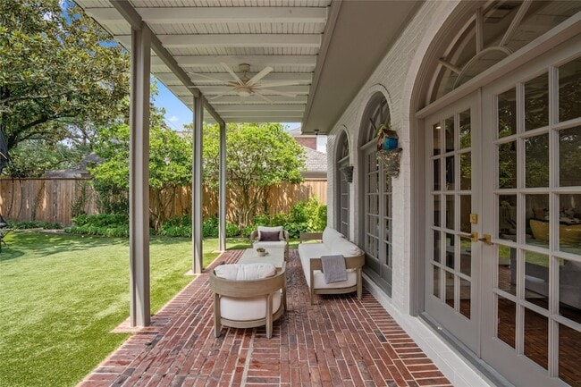 Building Photo - 5527 Briar Dr