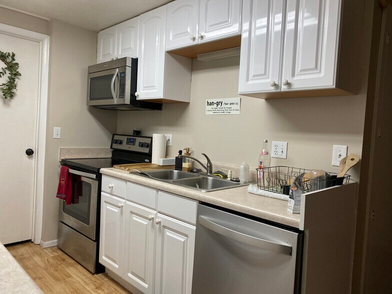 Kitchen with newer appliances - 14016 S 1850 W
