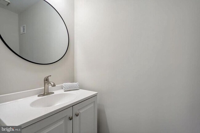 Building Photo - 8552 Southlawn Ct