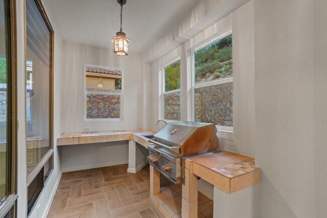 Building Photo - 6464 Snowheights Ct