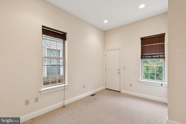Building Photo - 2542 W Girard Ave