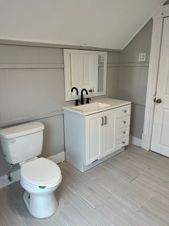 Building Photo - 4 Bed 2 Bath LARGE Home FOR RENT