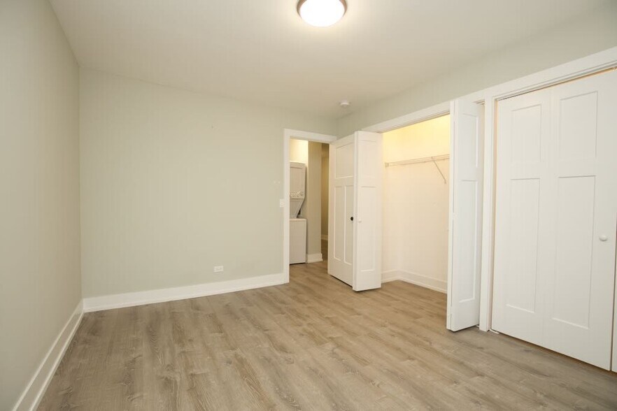 Building Photo - 535 W Surf St