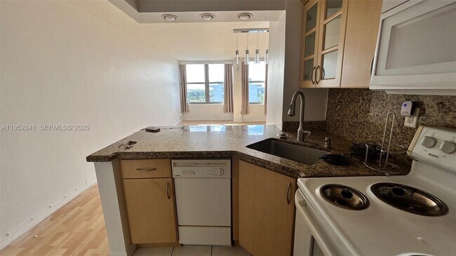 Building Photo - 2899 Collins Ave