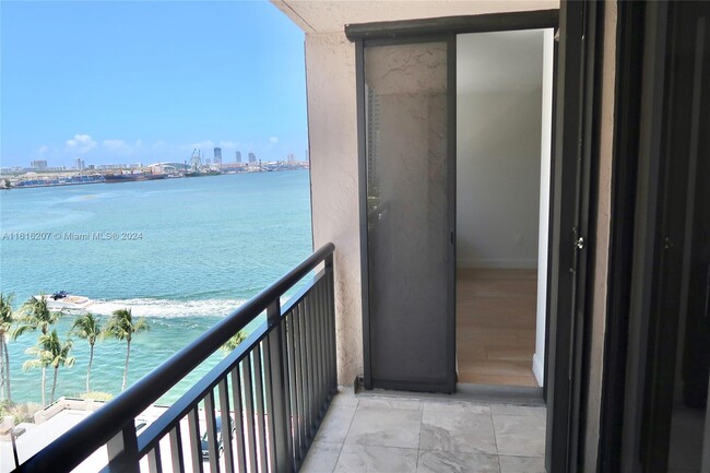 Building Photo - 540 Brickell Key Dr