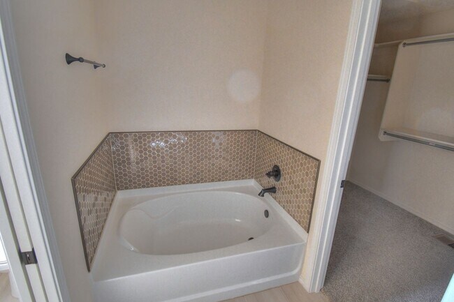 Building Photo - 4461 Golden Eagle Loop NE