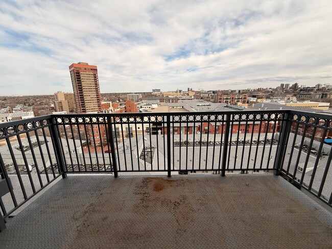 Building Photo - Elevated Urban Living & Comfort in the Heart of Denver