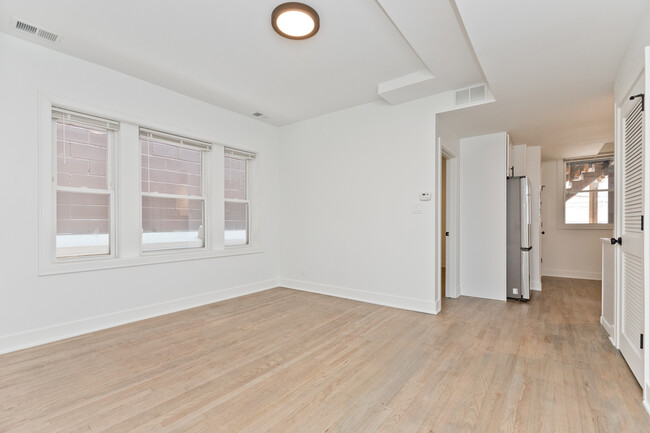 Building Photo - 2464 N Lincoln Ave